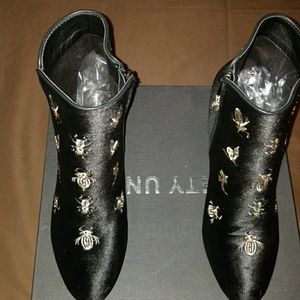 QUEEN BEE BOOTIE